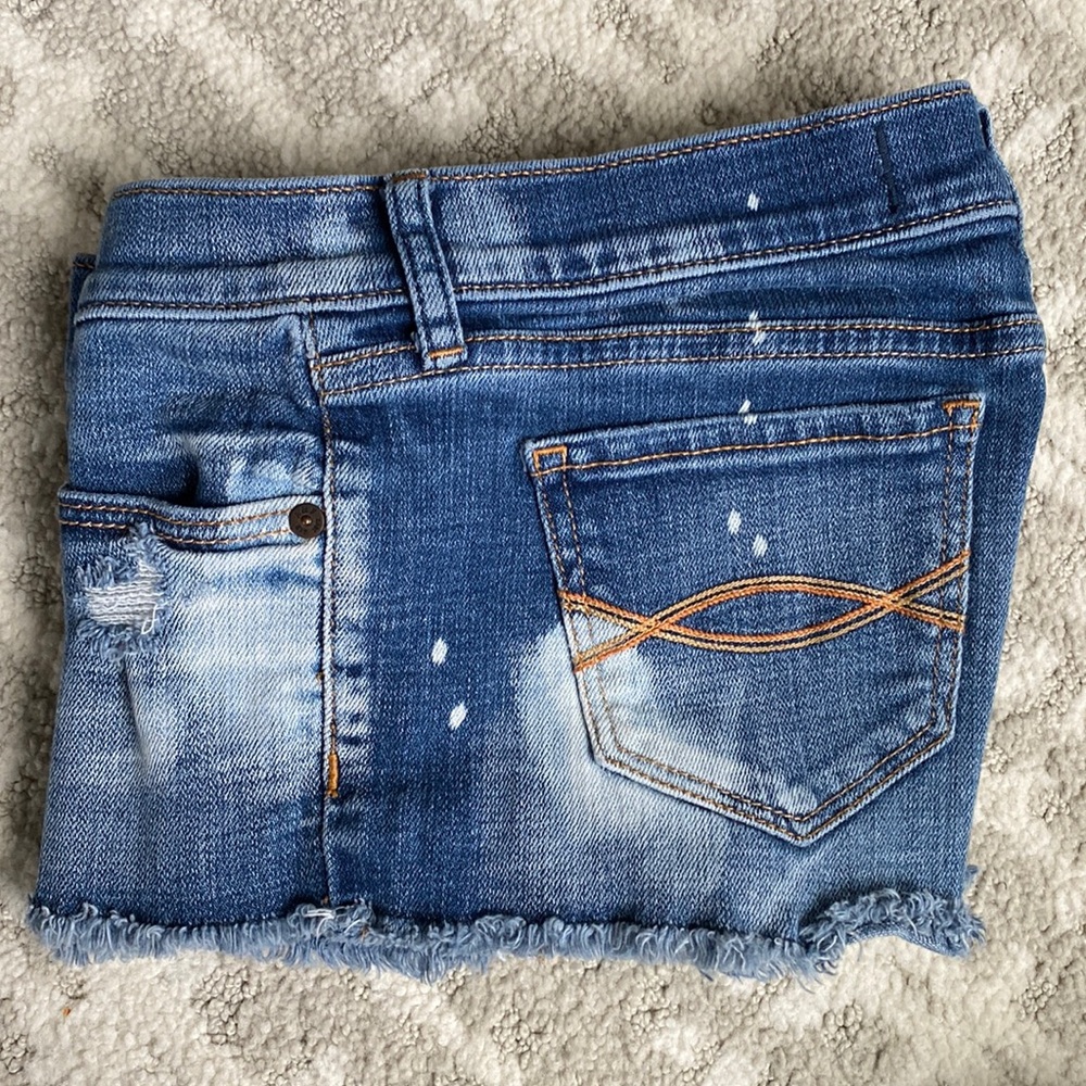 •Abercrombie & Fitch• Distressed Low-Rise Jean Shorts - Picture 6 of 11